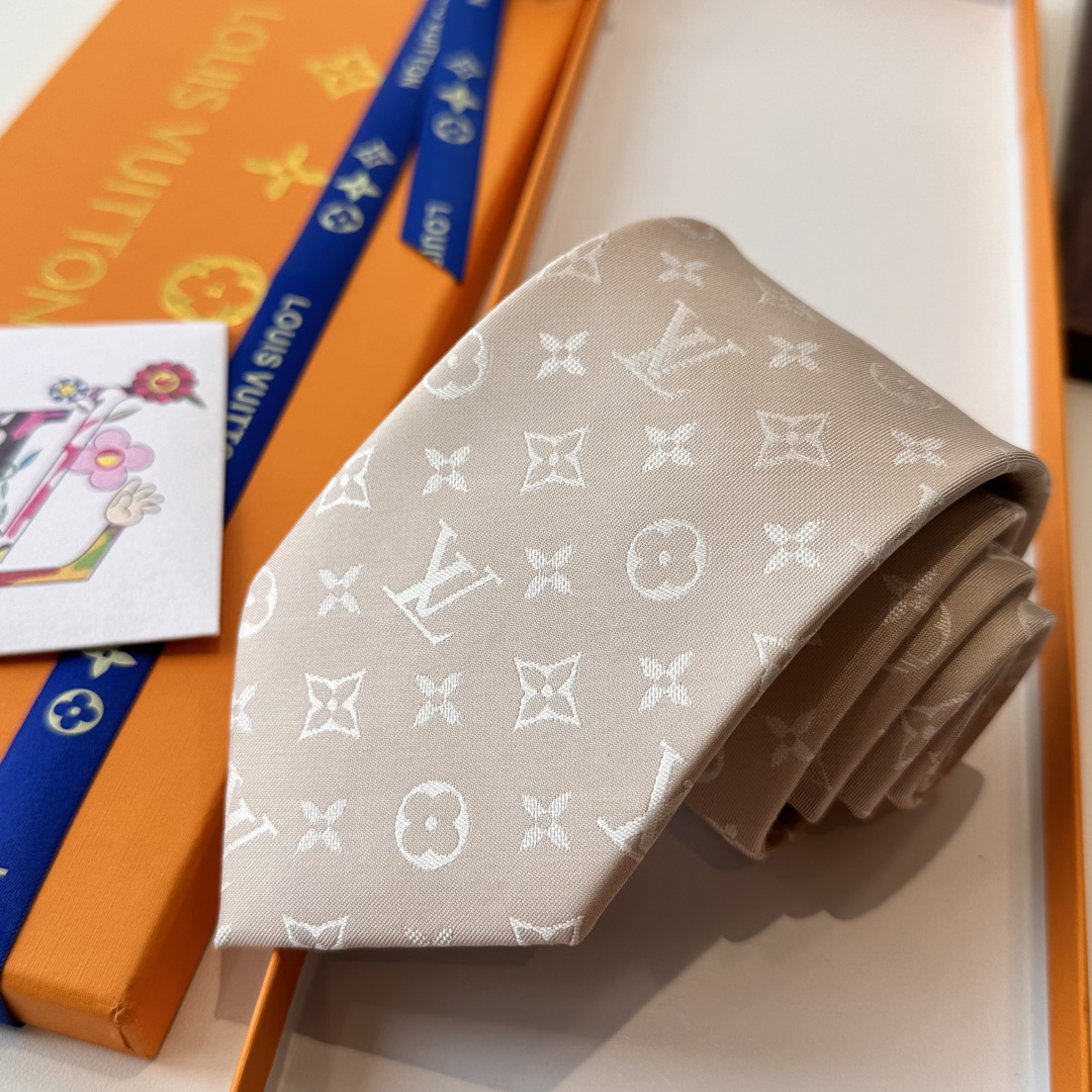 👏👏专柜同歩👔👔精致的小Logo提花，低调奢华大气的配色，这款领带将Lv标志性的Damier图案以同色调