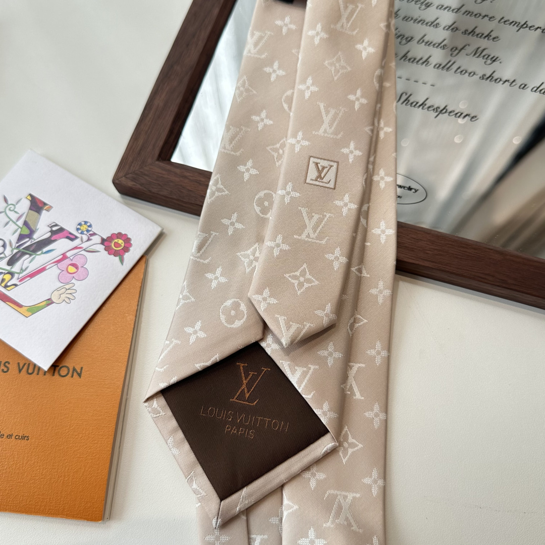 👏👏专柜同歩👔👔精致的小Logo提花，低调奢华大气的配色，这款领带将Lv标志性的Damier图案以同色调