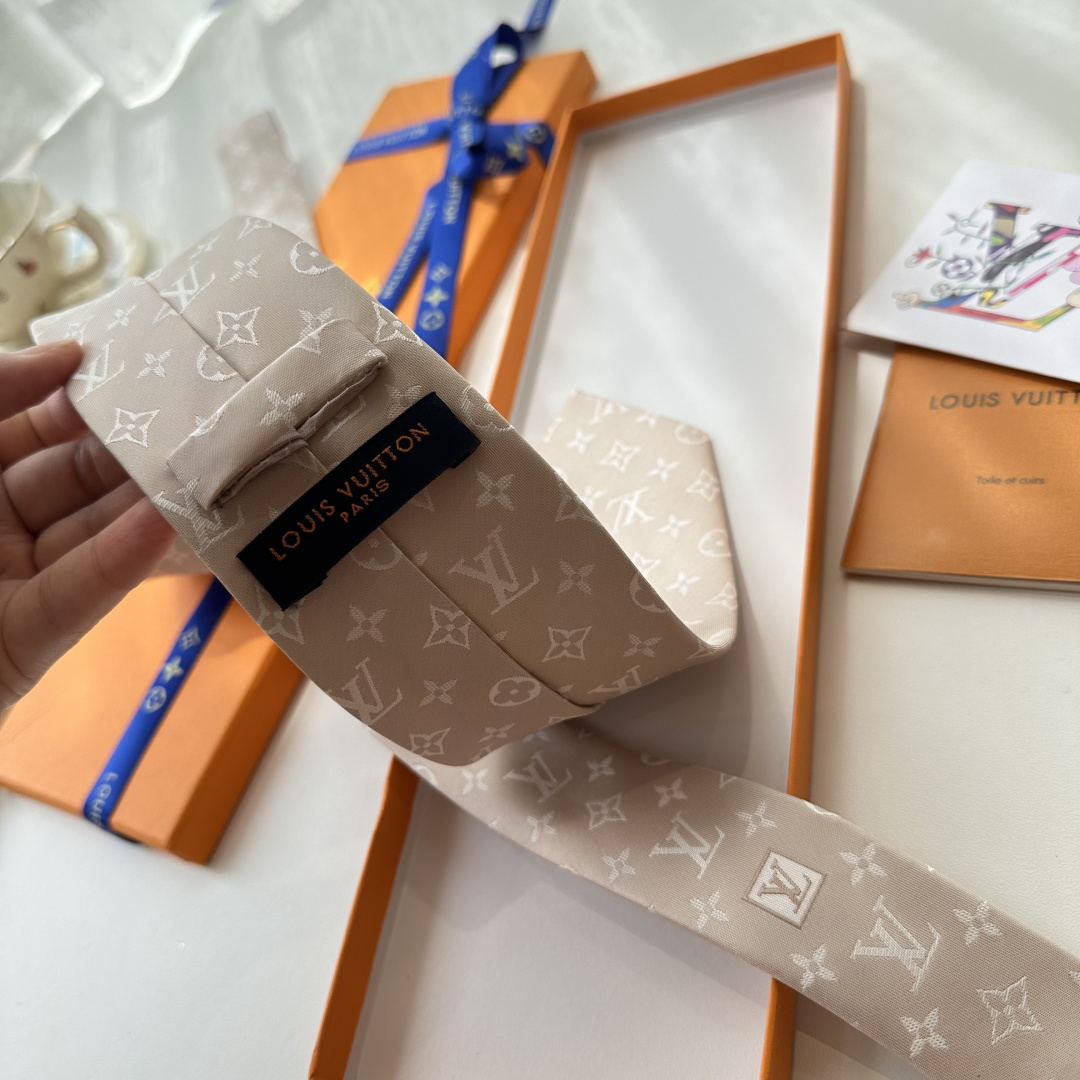 👏👏专柜同歩👔👔精致的小Logo提花，低调奢华大气的配色，这款领带将Lv标志性的Damier图案以同色调