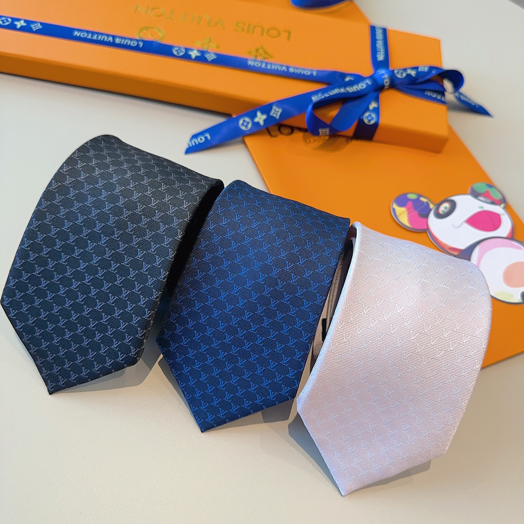 特 LV Fishnet桑蚕丝领带于意大利匠心打造，以品牌字母巧筑渔网图案，为经典格调注入俊朗气息148