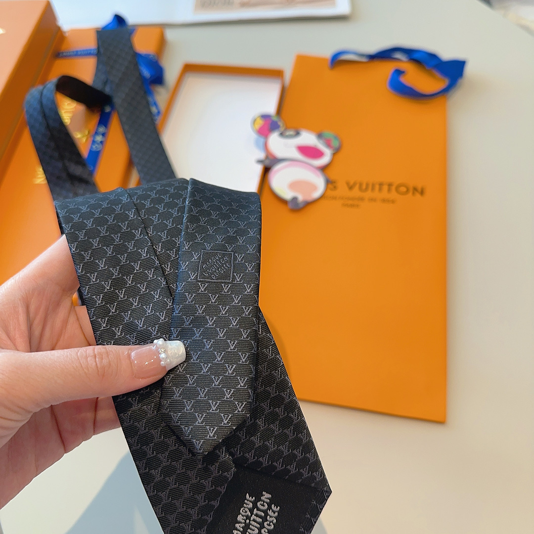 特 LV Fishnet桑蚕丝领带于意大利匠心打造，以品牌字母巧筑渔网图案，为经典格调注入俊朗气息148