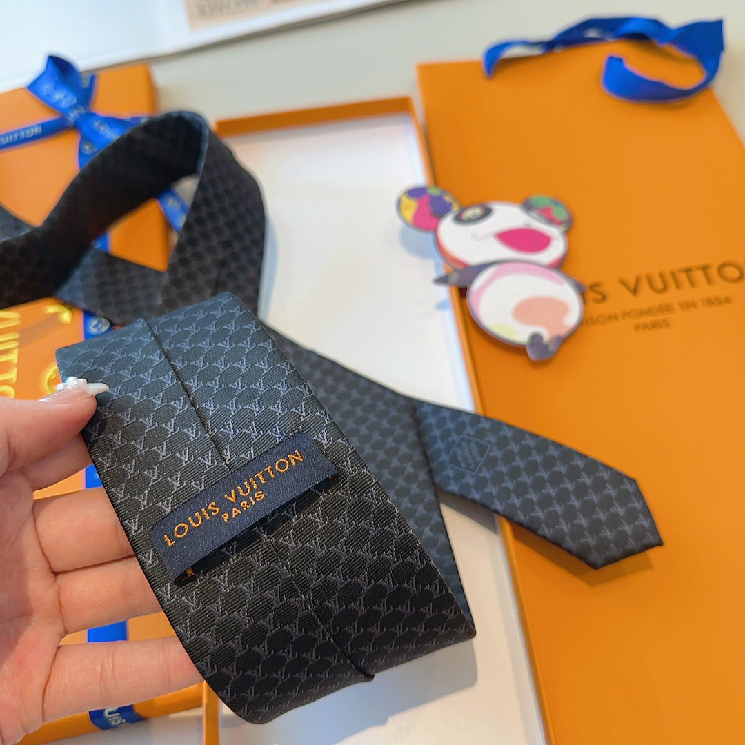 特 LV Fishnet桑蚕丝领带于意大利匠心打造，以品牌字母巧筑渔网图案，为经典格调注入俊朗气息148