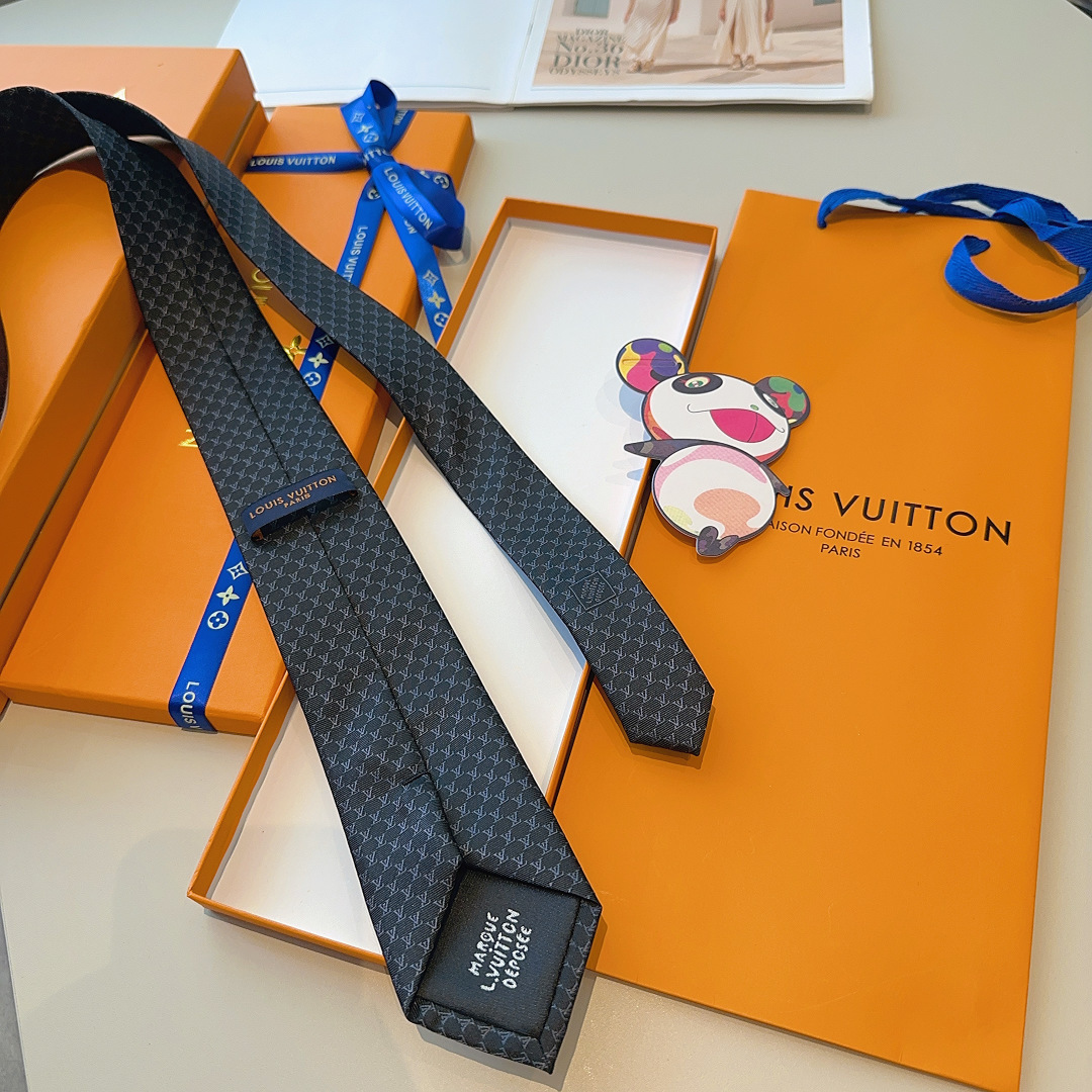 特 LV Fishnet桑蚕丝领带于意大利匠心打造，以品牌字母巧筑渔网图案，为经典格调注入俊朗气息148