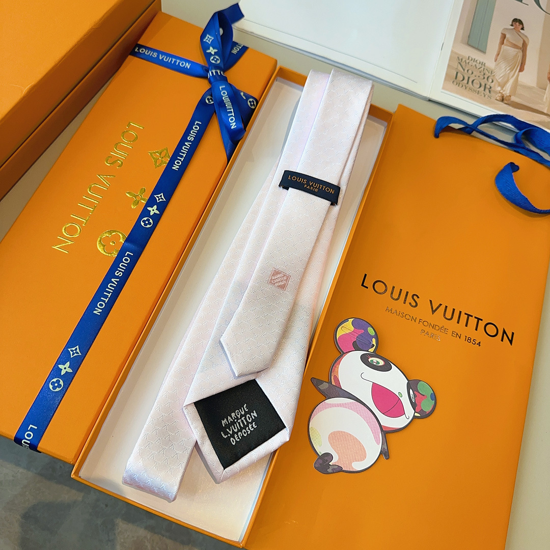 特 LV Fishnet桑蚕丝领带于意大利匠心打造，以品牌字母巧筑渔网图案，为经典格调注入俊朗气息148