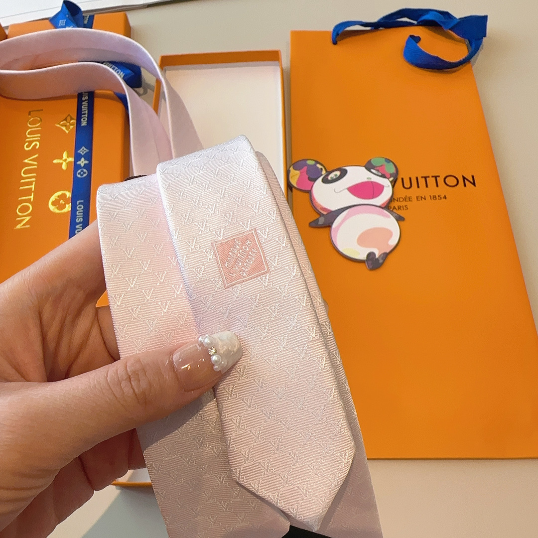 特 LV Fishnet桑蚕丝领带于意大利匠心打造，以品牌字母巧筑渔网图案，为经典格调注入俊朗气息148