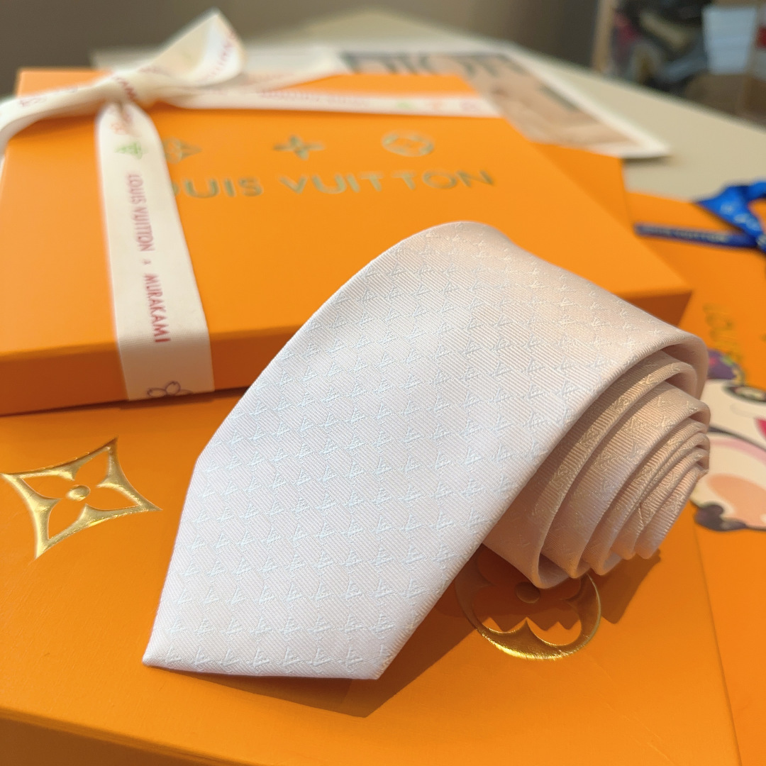 特 LV Fishnet桑蚕丝领带于意大利匠心打造，以品牌字母巧筑渔网图案，为经典格调注入俊朗气息148