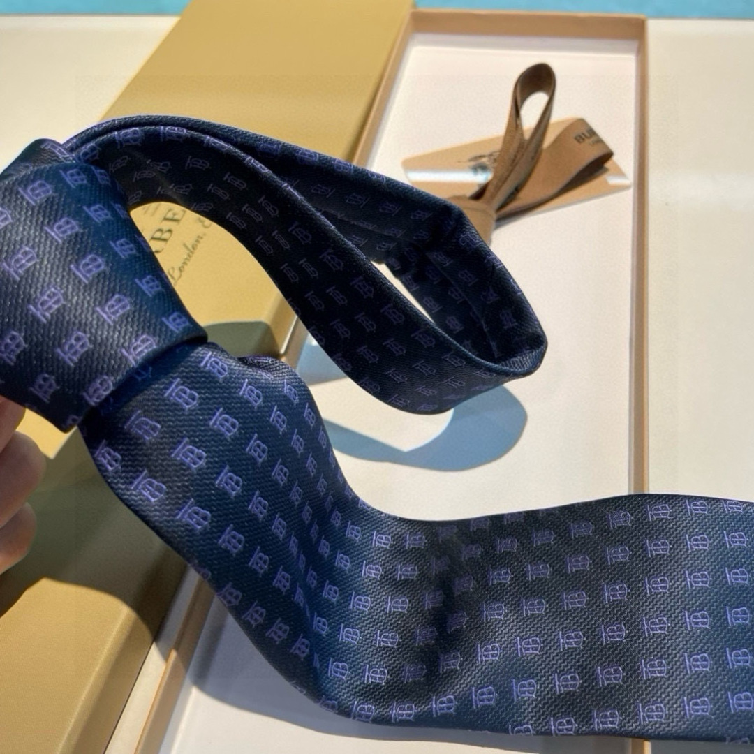 👏B家专柜同步领带出货啦‼️‼️ 巴宝莉男士👔👔，稀有😻😻展现精湛手工与时尚优雅的理想选择，以最经典的巴