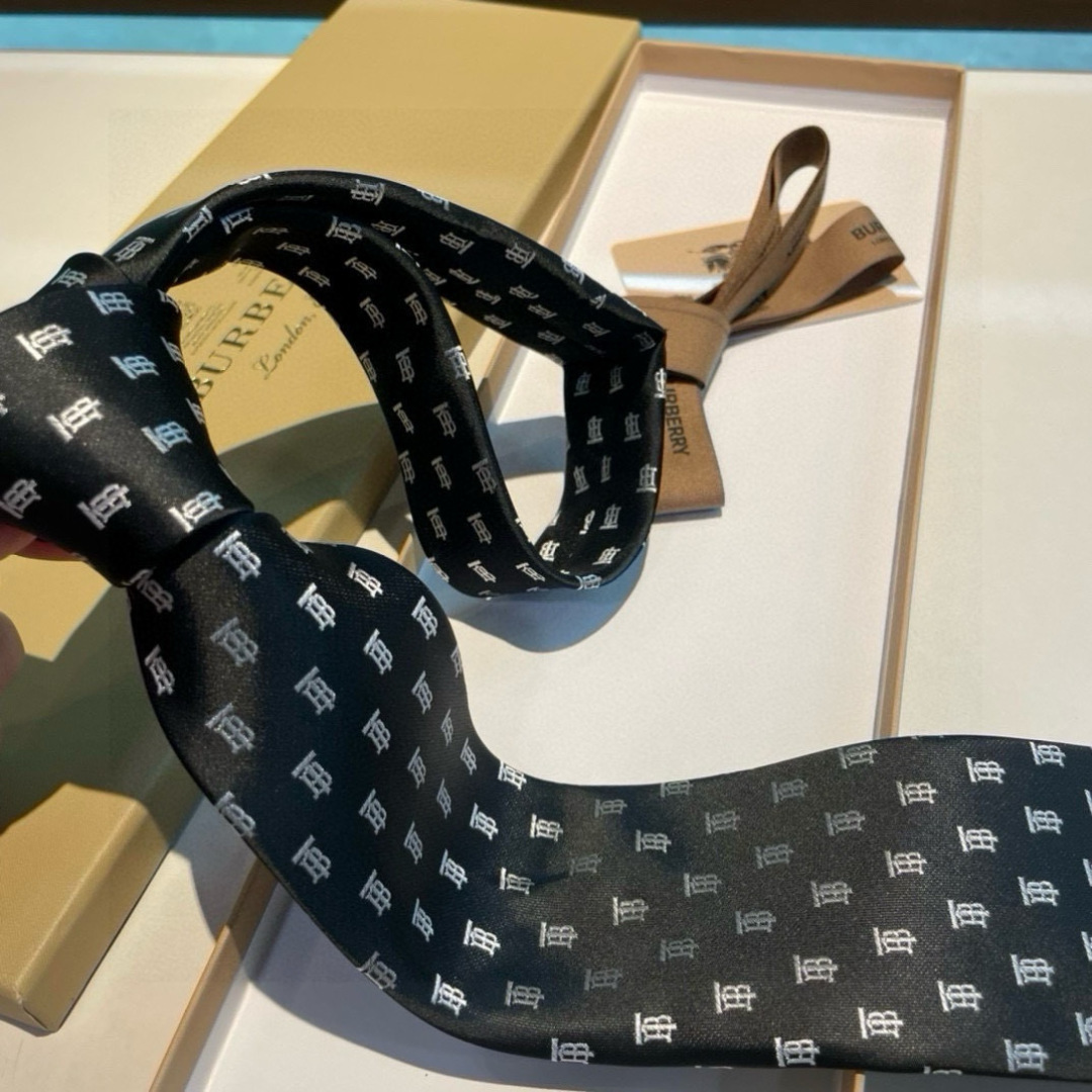 👏B家专柜同步领带出货啦‼️‼️ 巴宝莉男士👔👔，稀有😻😻展现精湛手工与时尚优雅的理想选择，以最经典的巴