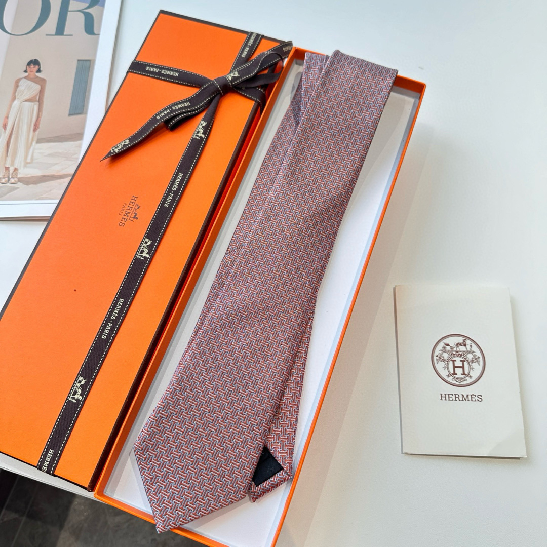 特 爱马仕领带是每位男士的衣橱中不可或缺的单品，也是一段故事的起源。仅有一条规则：享受佩戴它的乐趣！自1