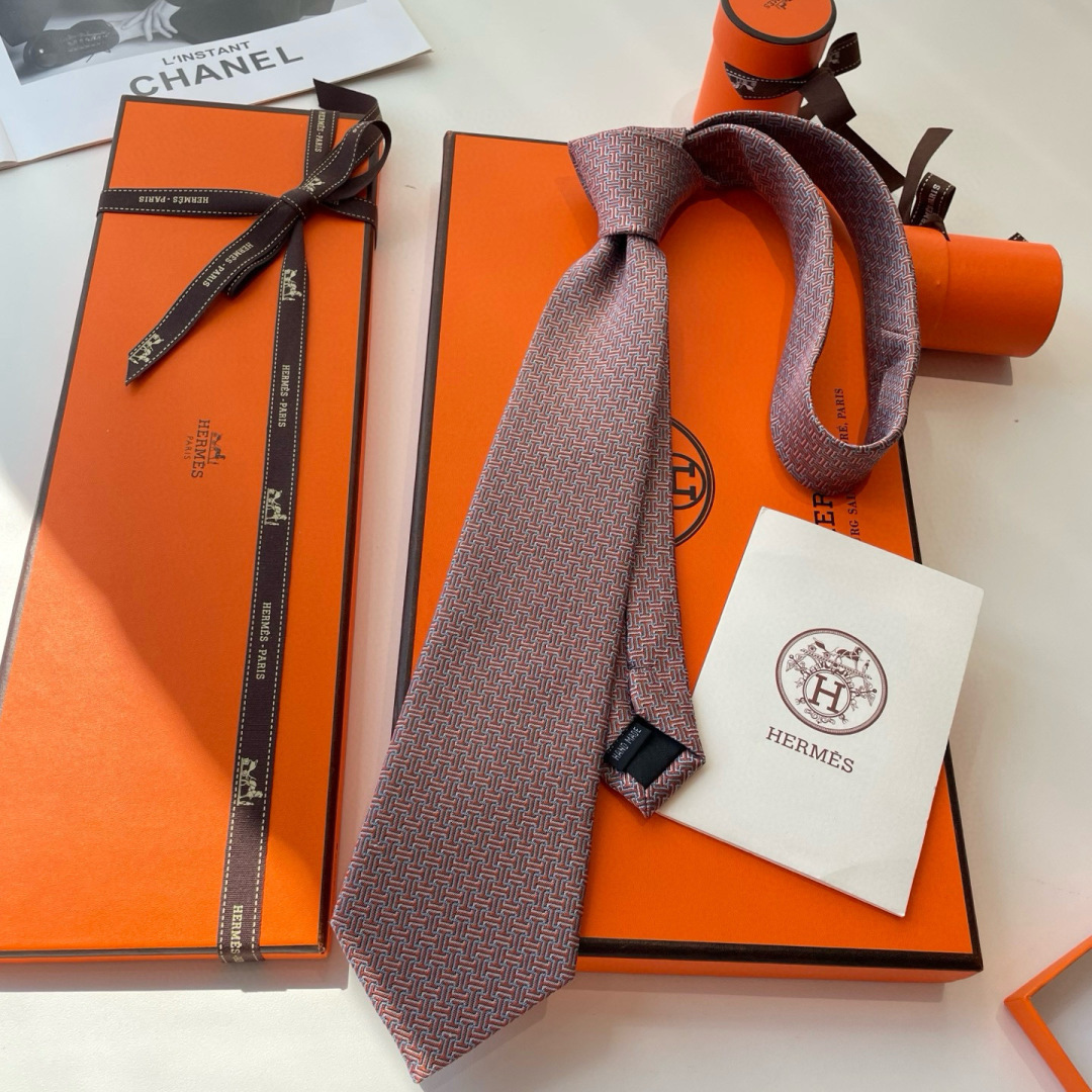 特 爱马仕领带是每位男士的衣橱中不可或缺的单品，也是一段故事的起源。仅有一条规则：享受佩戴它的乐趣！自1