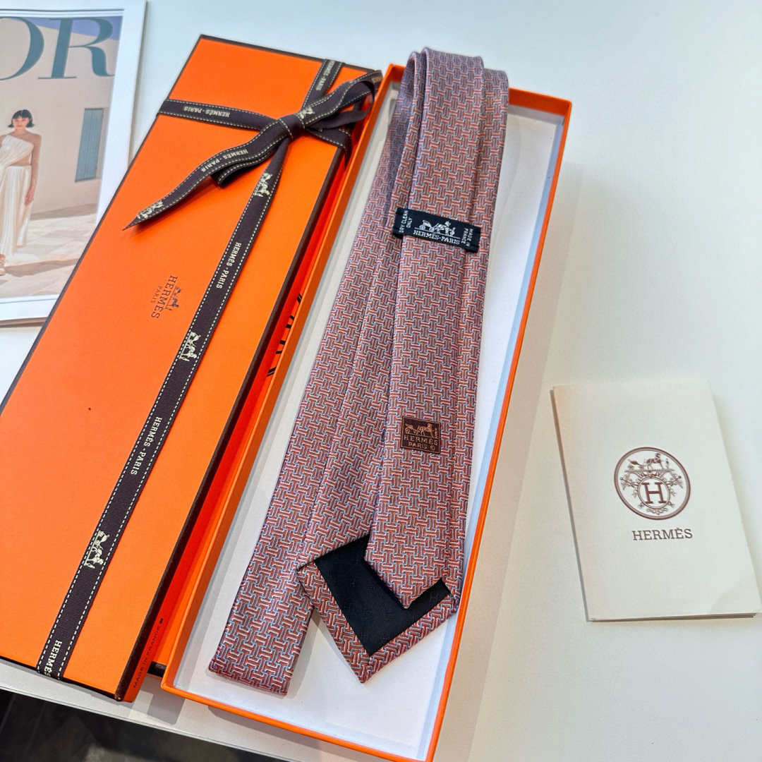 特 爱马仕领带是每位男士的衣橱中不可或缺的单品，也是一段故事的起源。仅有一条规则：享受佩戴它的乐趣！自1