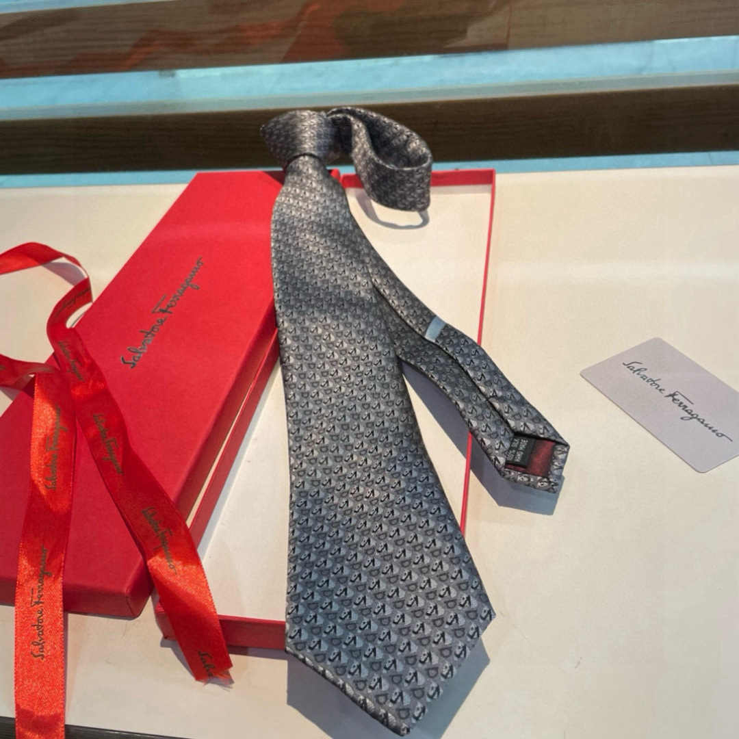 特 配包装 菲拉格慕男士新款领带系列👔👔，让男士可以充分展示自己个性。100%顶级斜纹真丝手工定制‼