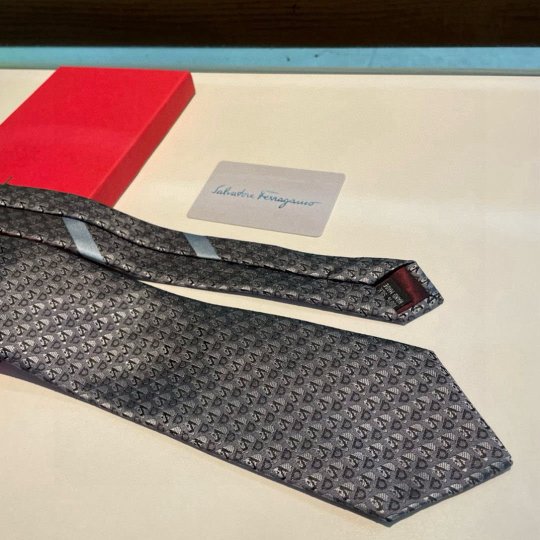 特 配包装 菲拉格慕男士新款领带系列👔👔，让男士可以充分展示自己个性。100%顶级斜纹真丝手工定制‼