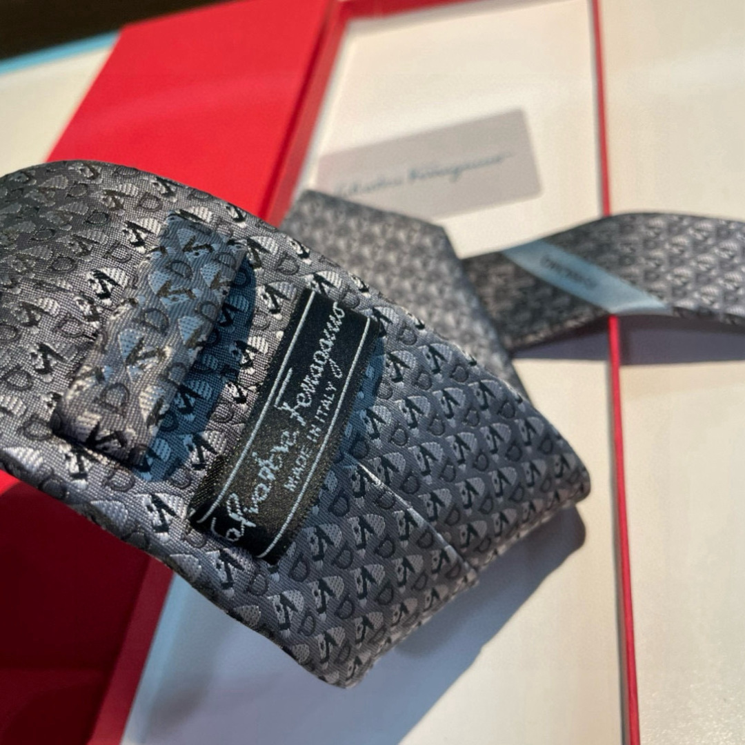 特 配包装 菲拉格慕男士新款领带系列👔👔，让男士可以充分展示自己个性。100%顶级斜纹真丝手工定制‼