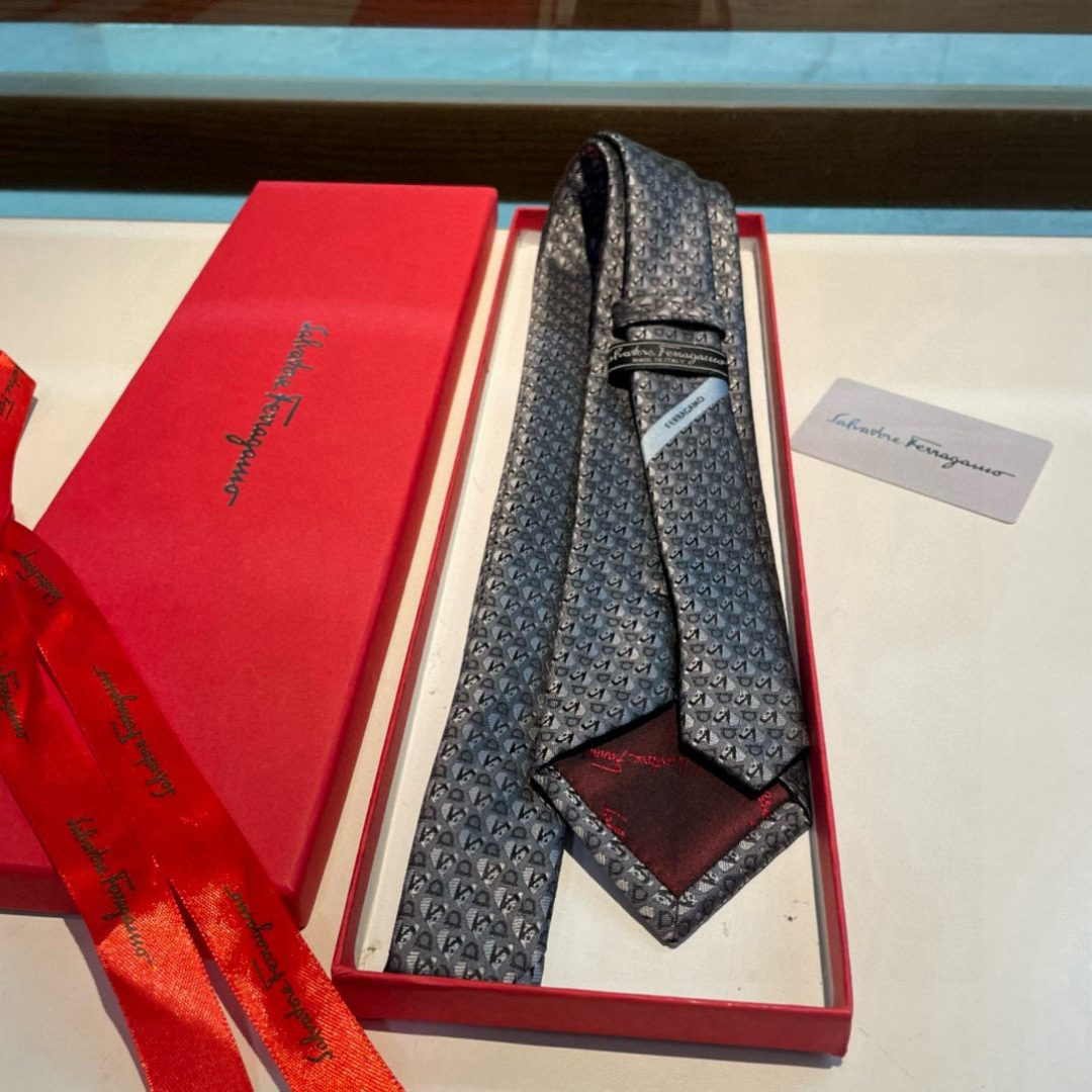 特 配包装 菲拉格慕男士新款领带系列👔👔，让男士可以充分展示自己个性。100%顶级斜纹真丝手工定制‼