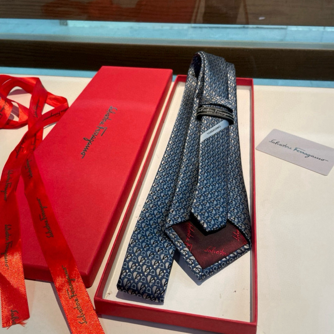 特 配包装 菲拉格慕男士新款领带系列👔👔，让男士可以充分展示自己个性。100%顶级斜纹真丝手工定制‼