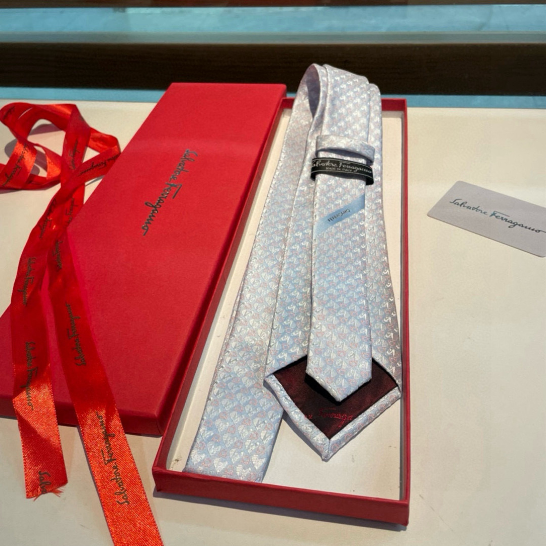 特 配包装 菲拉格慕男士新款领带系列👔👔，让男士可以充分展示自己个性。100%顶级斜纹真丝手工定制‼