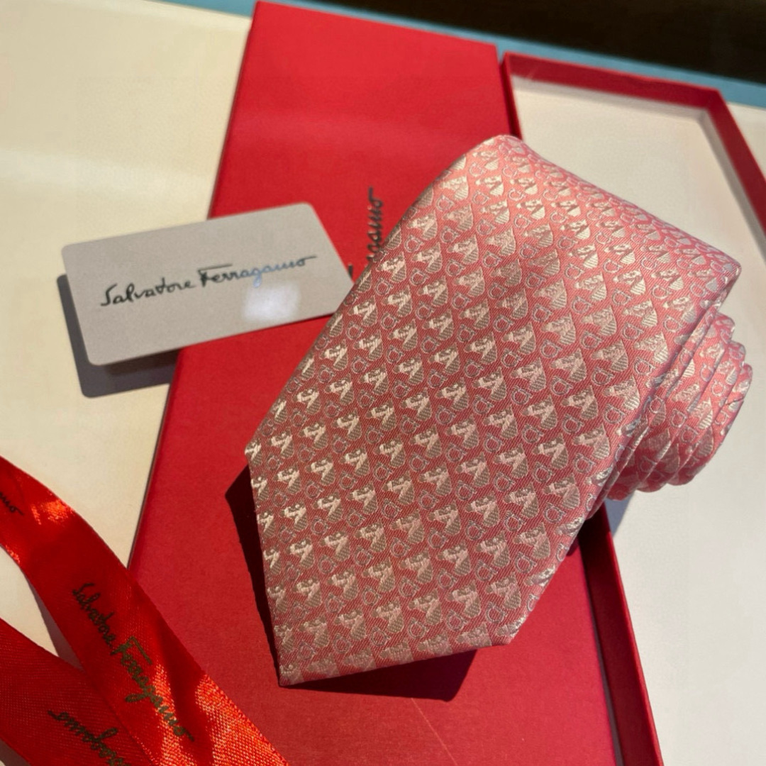 特 配包装 菲拉格慕男士新款领带系列👔👔，让男士可以充分展示自己个性。100%顶级斜纹真丝手工定制‼