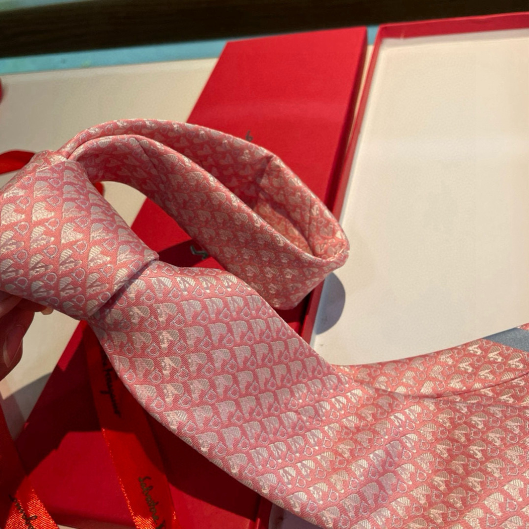 特 配包装 菲拉格慕男士新款领带系列👔👔，让男士可以充分展示自己个性。100%顶级斜纹真丝手工定制‼