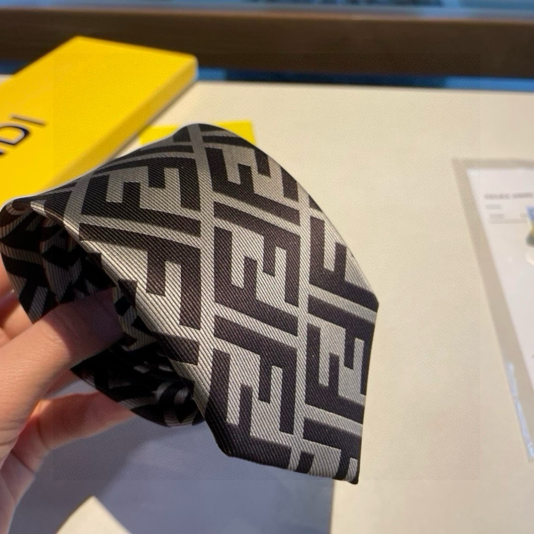 新 👏👏 男士芬迪爆款领带👔👔，稀有😻😻展现精湛手工与时尚优雅的理想选择，这款采用F家最具标志性的FF字