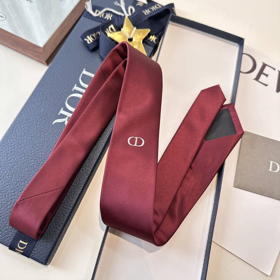 特 爆款到👏👏Do家新款领带 👔👔Dior男士【D家简约logo系列领带】，稀有😻😻展现精湛手工与时尚优