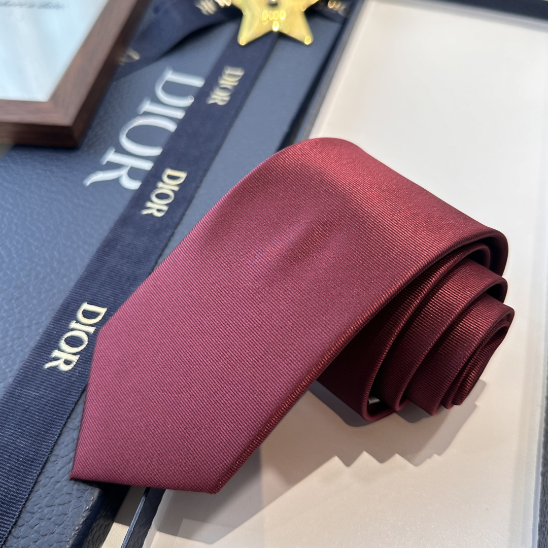 特 爆款到👏👏Do家新款领带 👔👔Dior男士【D家简约logo系列领带】，稀有😻😻展现精湛手工与时尚优