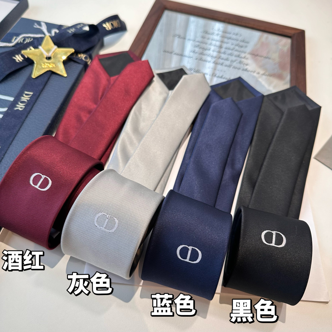 特 爆款到👏👏Do家新款领带 👔👔Dior男士【D家简约logo系列领带】，稀有😻😻展现精湛手工与时尚优