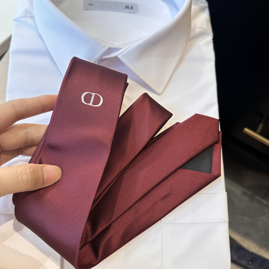 特 爆款到👏👏Do家新款领带 👔👔Dior男士【D家简约logo系列领带】，稀有😻😻展现精湛手工与时尚优
