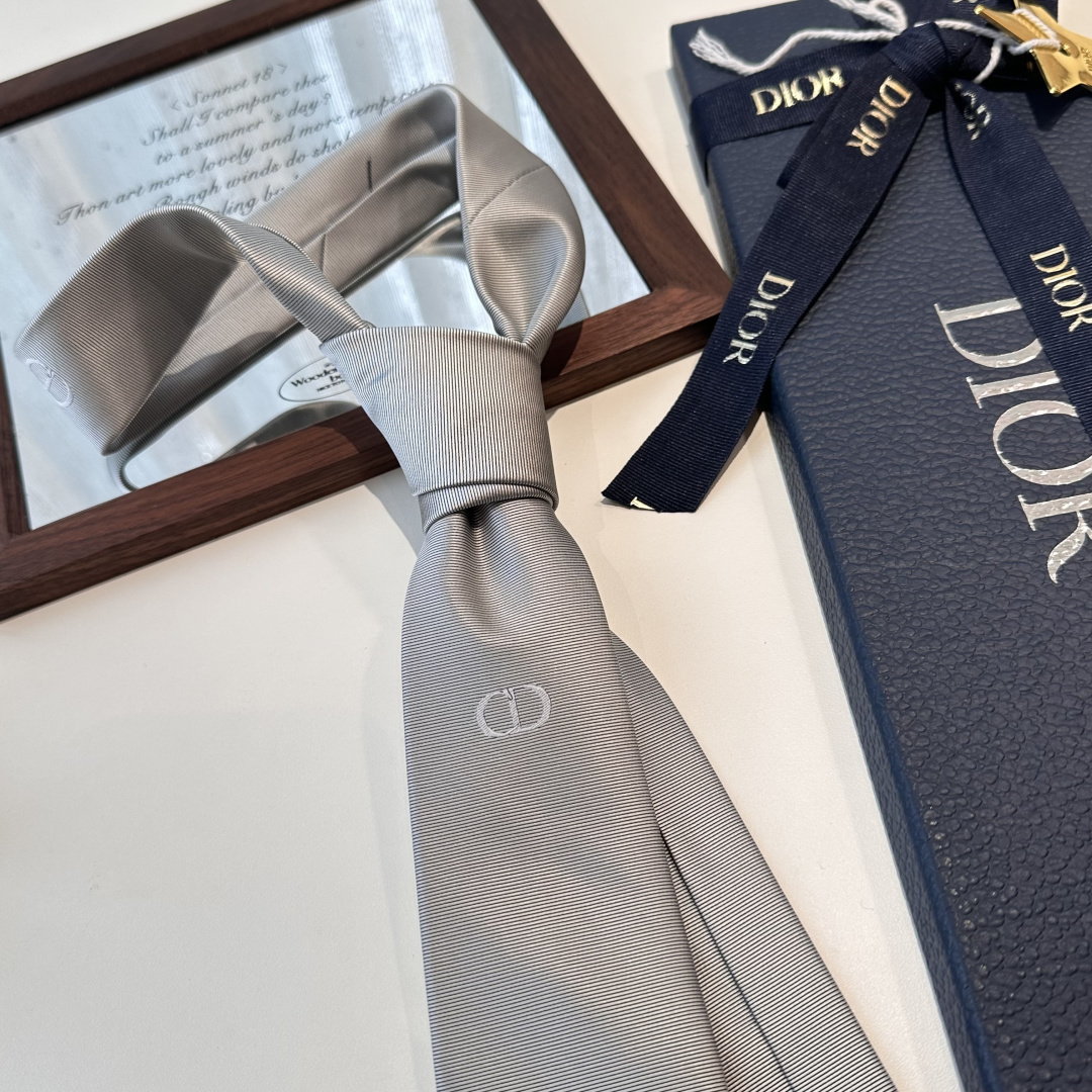 特 爆款到👏👏Do家新款领带 👔👔Dior男士【D家简约logo系列领带】，稀有😻😻展现精湛手工与时尚优