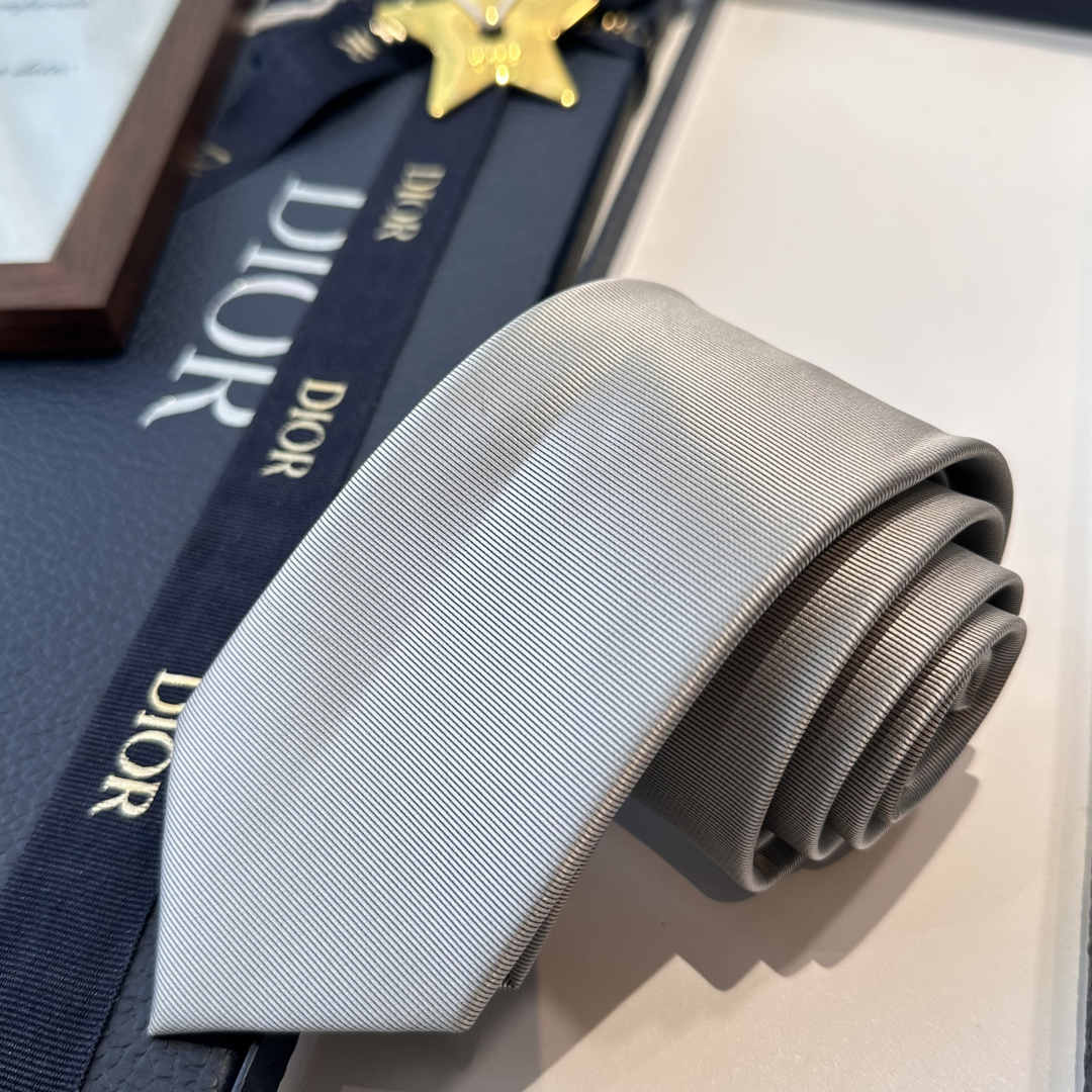 特 爆款到👏👏Do家新款领带 👔👔Dior男士【D家简约logo系列领带】，稀有😻😻展现精湛手工与时尚优