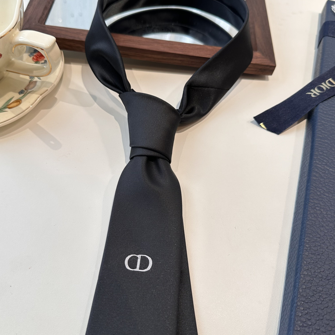 特 爆款到👏👏Do家新款领带 👔👔Dior男士【D家简约logo系列领带】，稀有😻😻展现精湛手工与时尚优