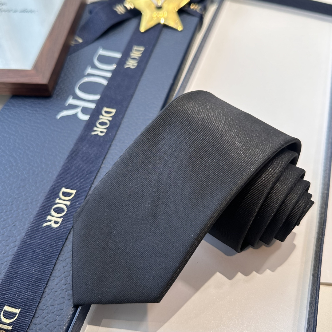 特 爆款到👏👏Do家新款领带 👔👔Dior男士【D家简约logo系列领带】，稀有😻😻展现精湛手工与时尚优
