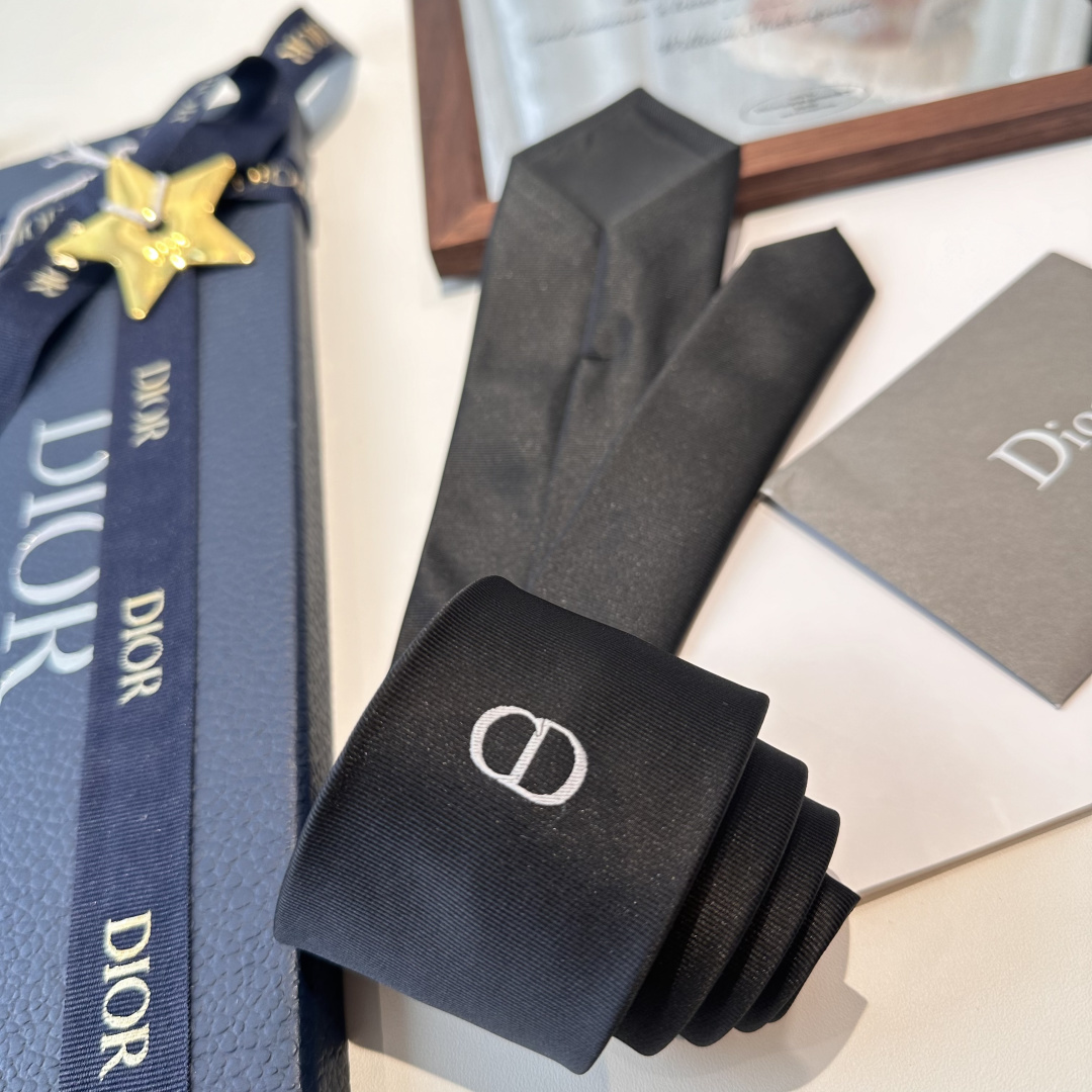 特 爆款到👏👏Do家新款领带 👔👔Dior男士【D家简约logo系列领带】，稀有😻😻展现精湛手工与时尚优