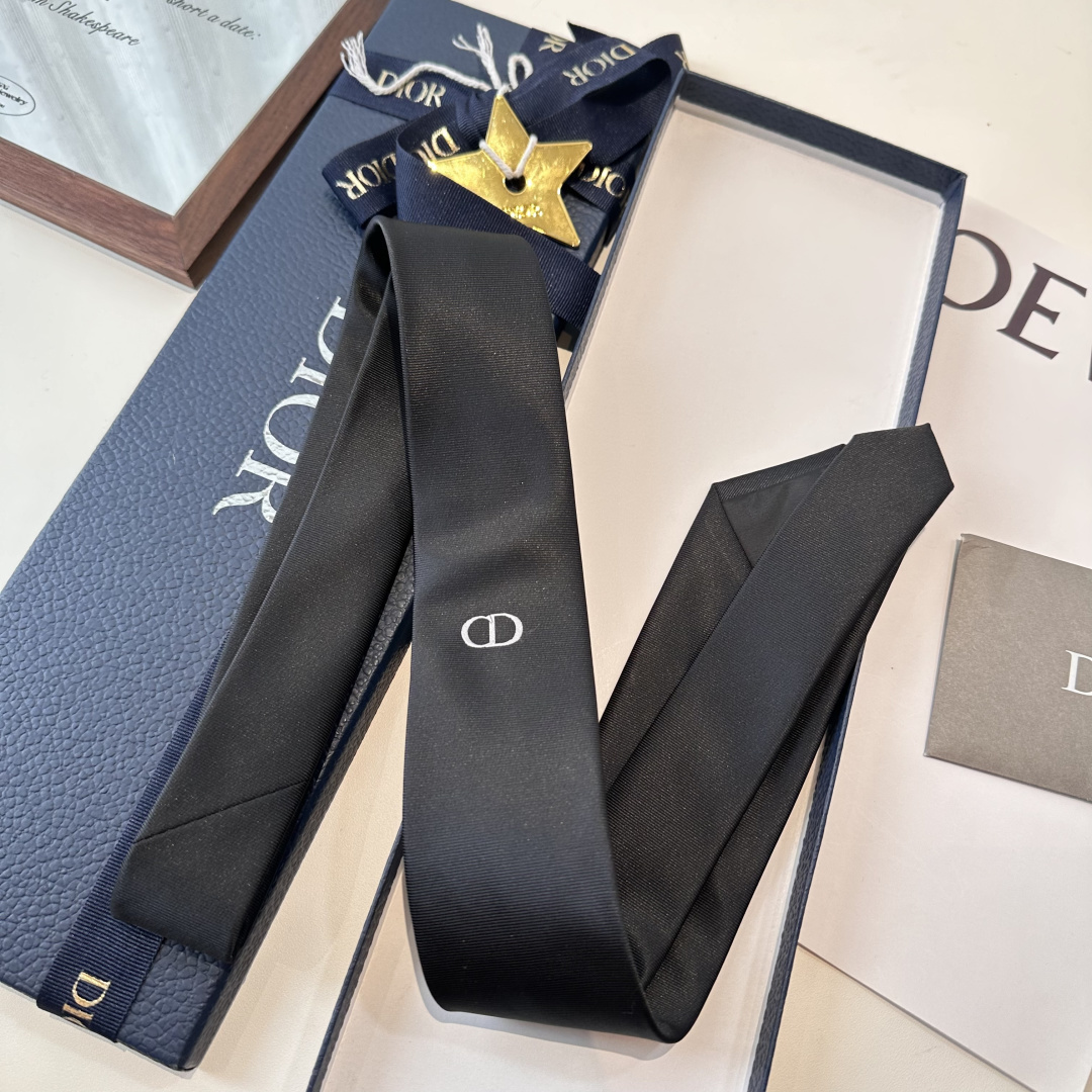 特 爆款到👏👏Do家新款领带 👔👔Dior男士【D家简约logo系列领带】，稀有😻😻展现精湛手工与时尚优