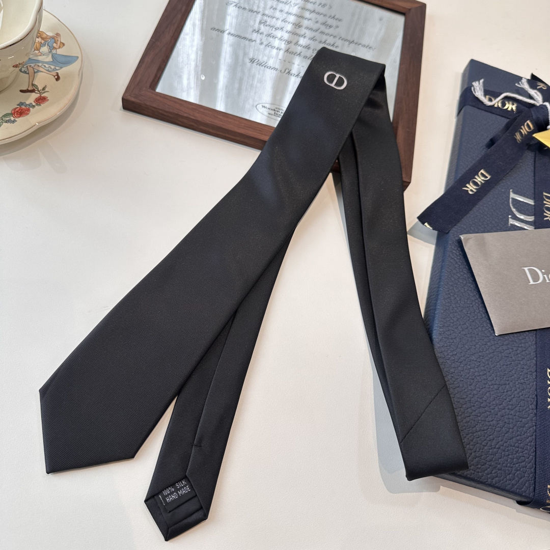 特 爆款到👏👏Do家新款领带 👔👔Dior男士【D家简约logo系列领带】，稀有😻😻展现精湛手工与时尚优