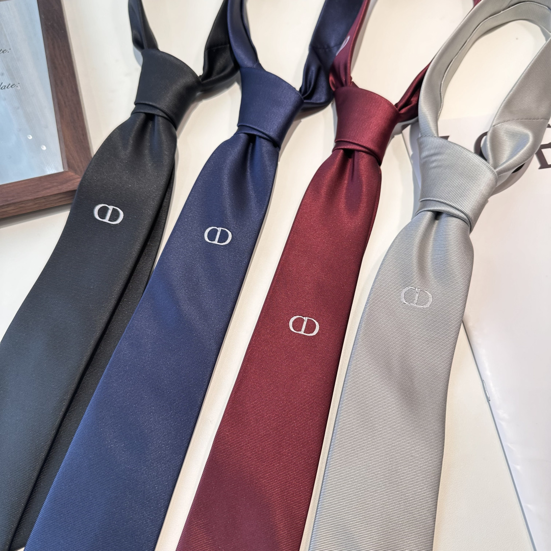 特 爆款到👏👏Do家新款领带 👔👔Dior男士【D家简约logo系列领带】，稀有😻😻展现精湛手工与时尚优