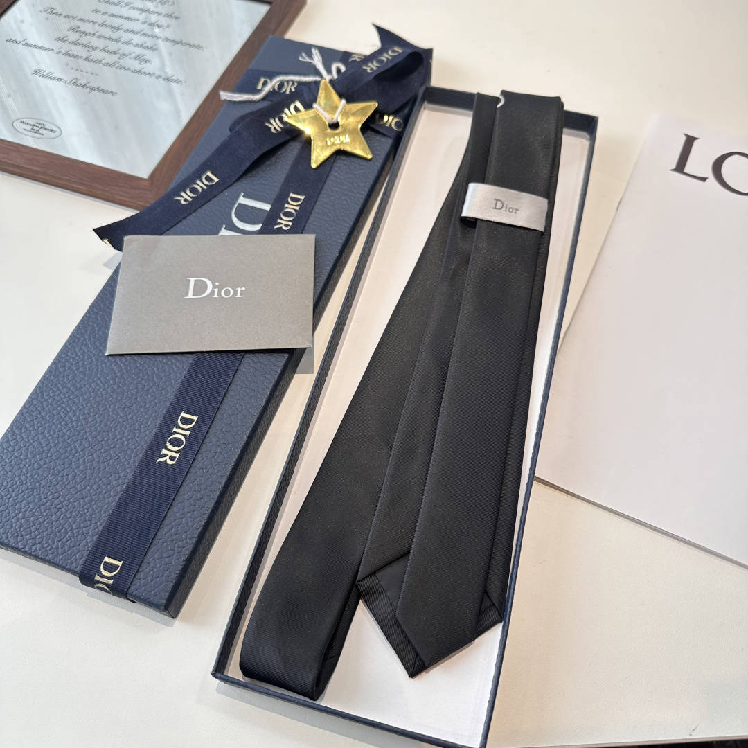 特 爆款到👏👏Do家新款领带 👔👔Dior男士【D家简约logo系列领带】，稀有😻😻展现精湛手工与时尚优