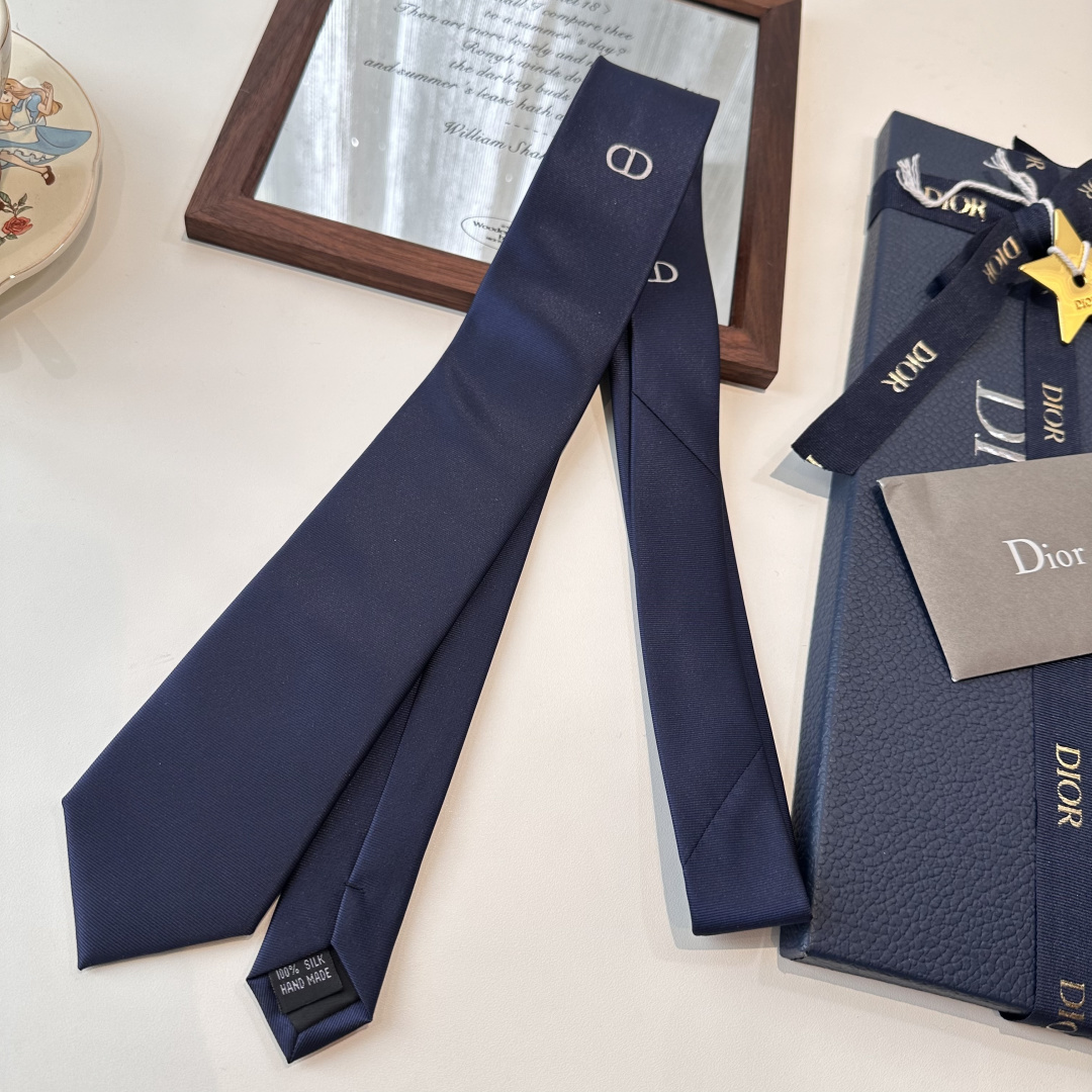 特 爆款到👏👏Do家新款领带 👔👔Dior男士【D家简约logo系列领带】，稀有😻😻展现精湛手工与时尚优