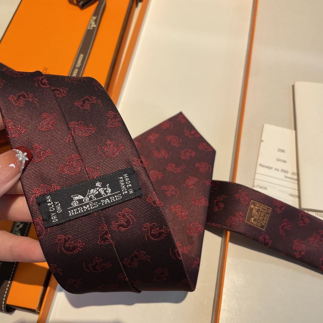 特 领带新款出货啦‼️‼️爱马仕男士新款领带系列👔👔，让男士可以充分展示自己个性。100%顶级斜纹真丝手