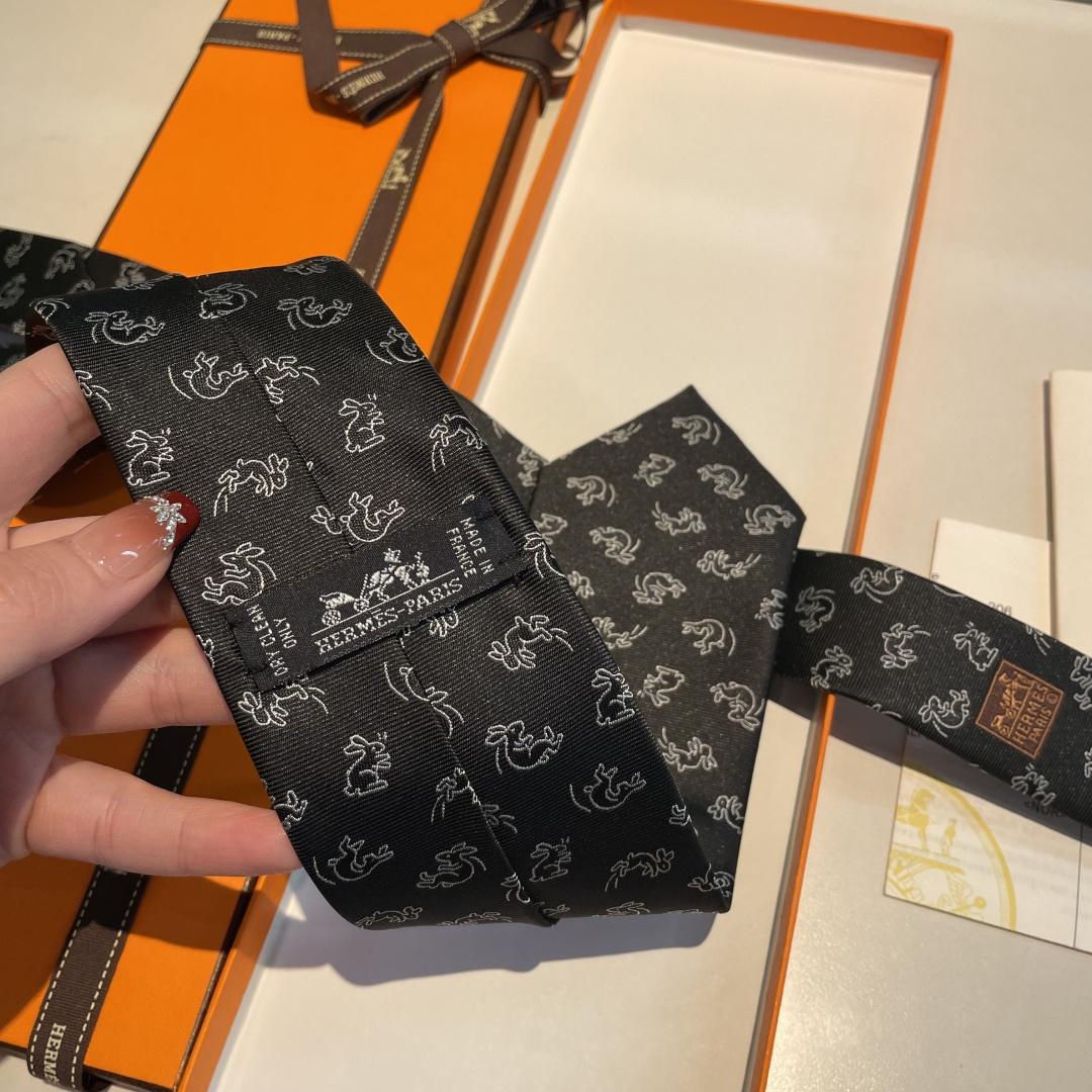 特 领带新款出货啦‼️‼️爱马仕男士新款领带系列👔👔，让男士可以充分展示自己个性。100%顶级斜纹真丝手