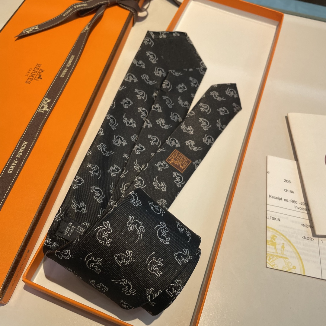 特 领带新款出货啦‼️‼️爱马仕男士新款领带系列👔👔，让男士可以充分展示自己个性。100%顶级斜纹真丝手