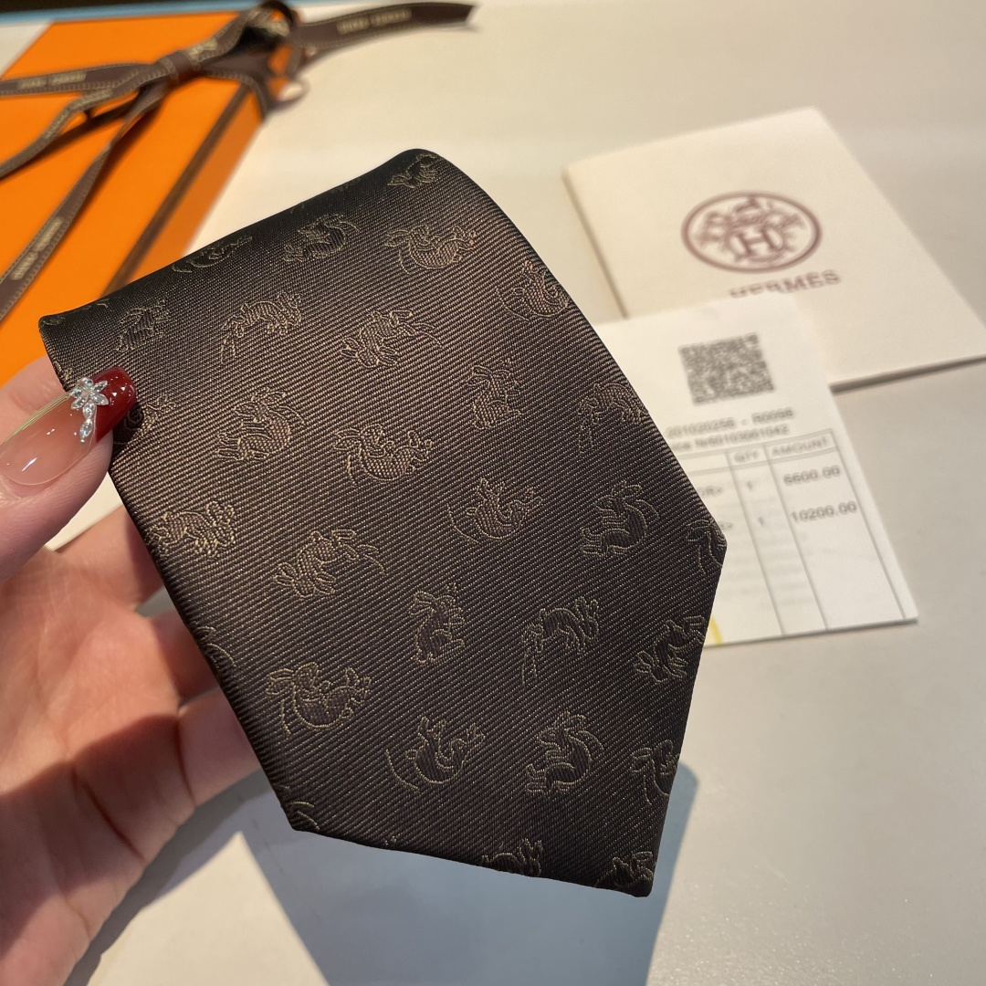 特 领带新款出货啦‼️‼️爱马仕男士新款领带系列👔👔，让男士可以充分展示自己个性。100%顶级斜纹真丝手