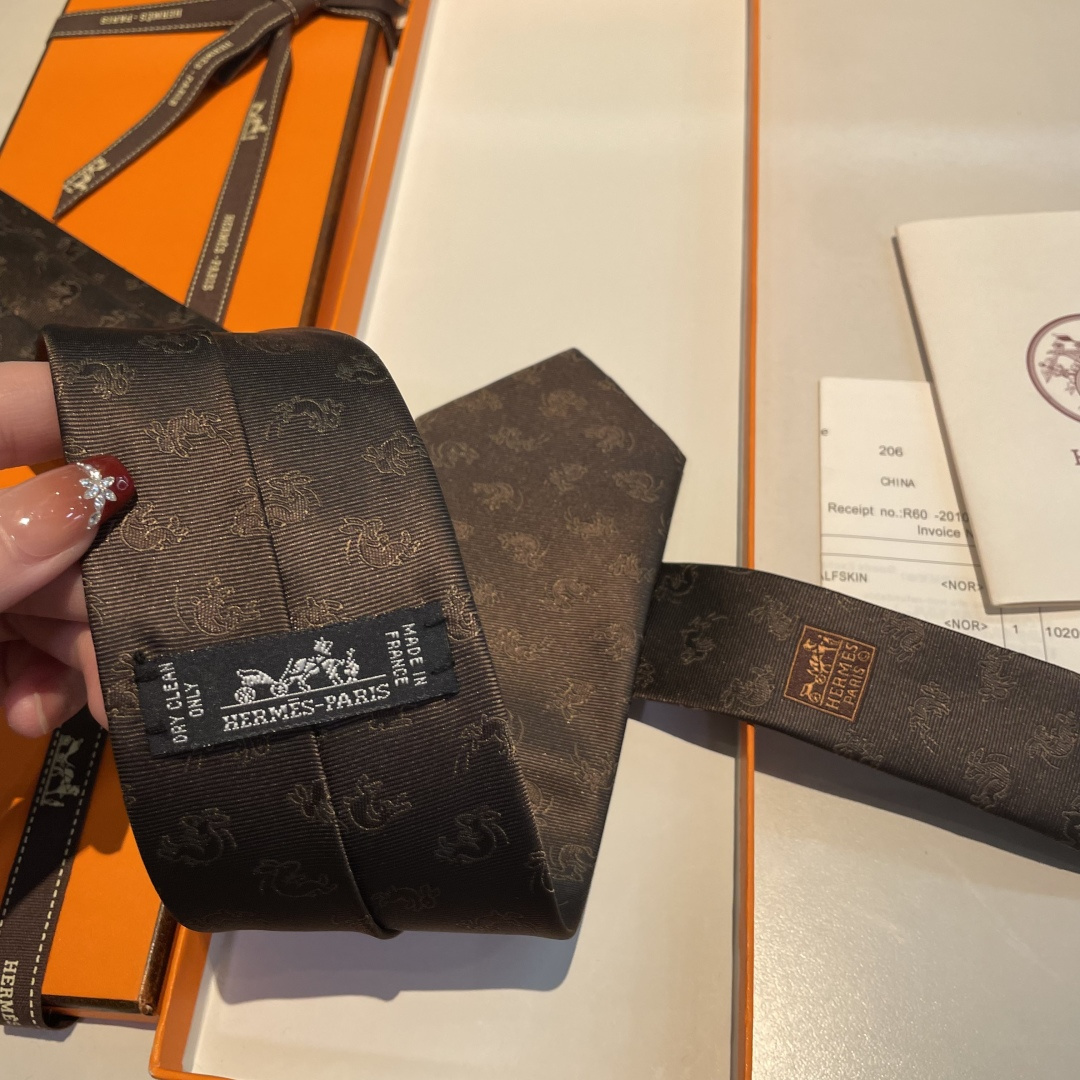 特 领带新款出货啦‼️‼️爱马仕男士新款领带系列👔👔，让男士可以充分展示自己个性。100%顶级斜纹真丝手