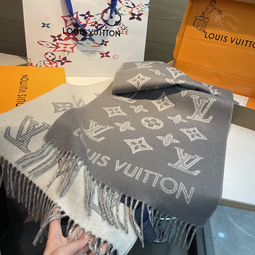 💕上新🆕 新款出货‼️同步品质 驴家双面立体提花镂空围巾披肩 尺寸，40×180 材质：90%羊绒，10%羊绒