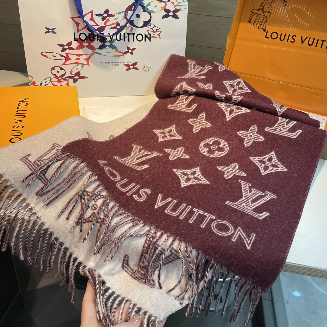 💕上新🆕 新款出货‼️同步品质 驴家双面立体提花镂空围巾披肩 尺寸，40×180 材质：90%羊绒，10%羊绒
