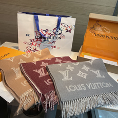 💕上新🆕 新款出货‼️同步品质 驴家双面立体提花镂空围巾披肩 尺寸,40×180 材质:90%羊绒,10%羊绒 💕上新🆕 新款出货‼️同步品质 驴家双面立体提花镂空围巾披肩 尺寸,40×180 材质:90%羊绒,10%羊绒