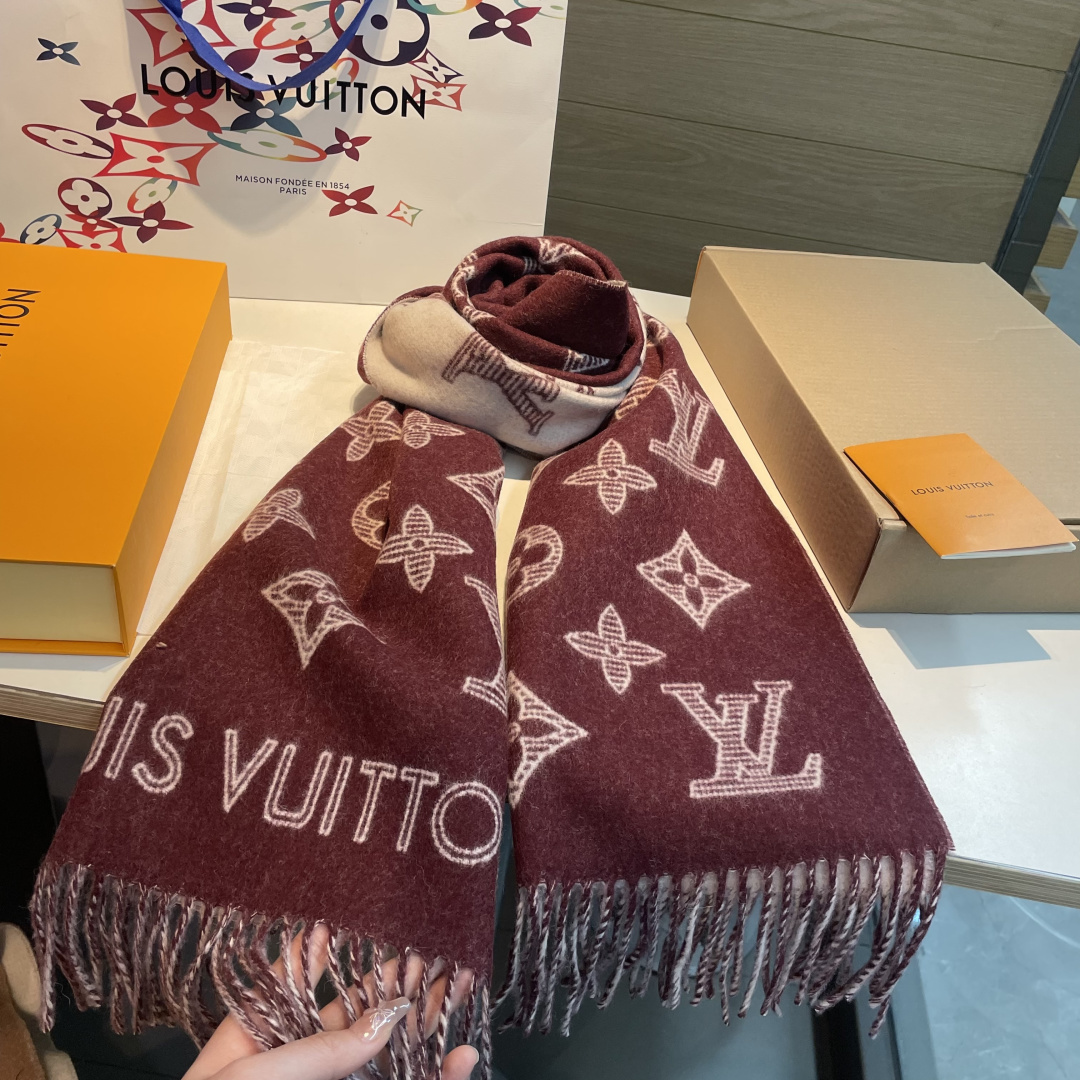 💕上新🆕 新款出货‼️同步品质 驴家双面立体提花镂空围巾披肩 尺寸，40×180 材质：90%羊绒，10%羊绒