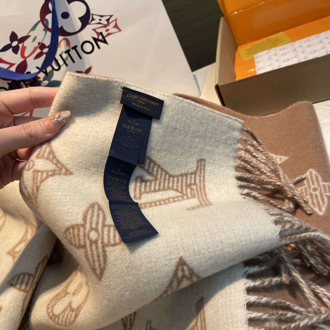 💕上新🆕 新款出货‼️同步品质 驴家双面立体提花镂空围巾披肩 尺寸，40×180 材质：90%羊绒，10%羊绒