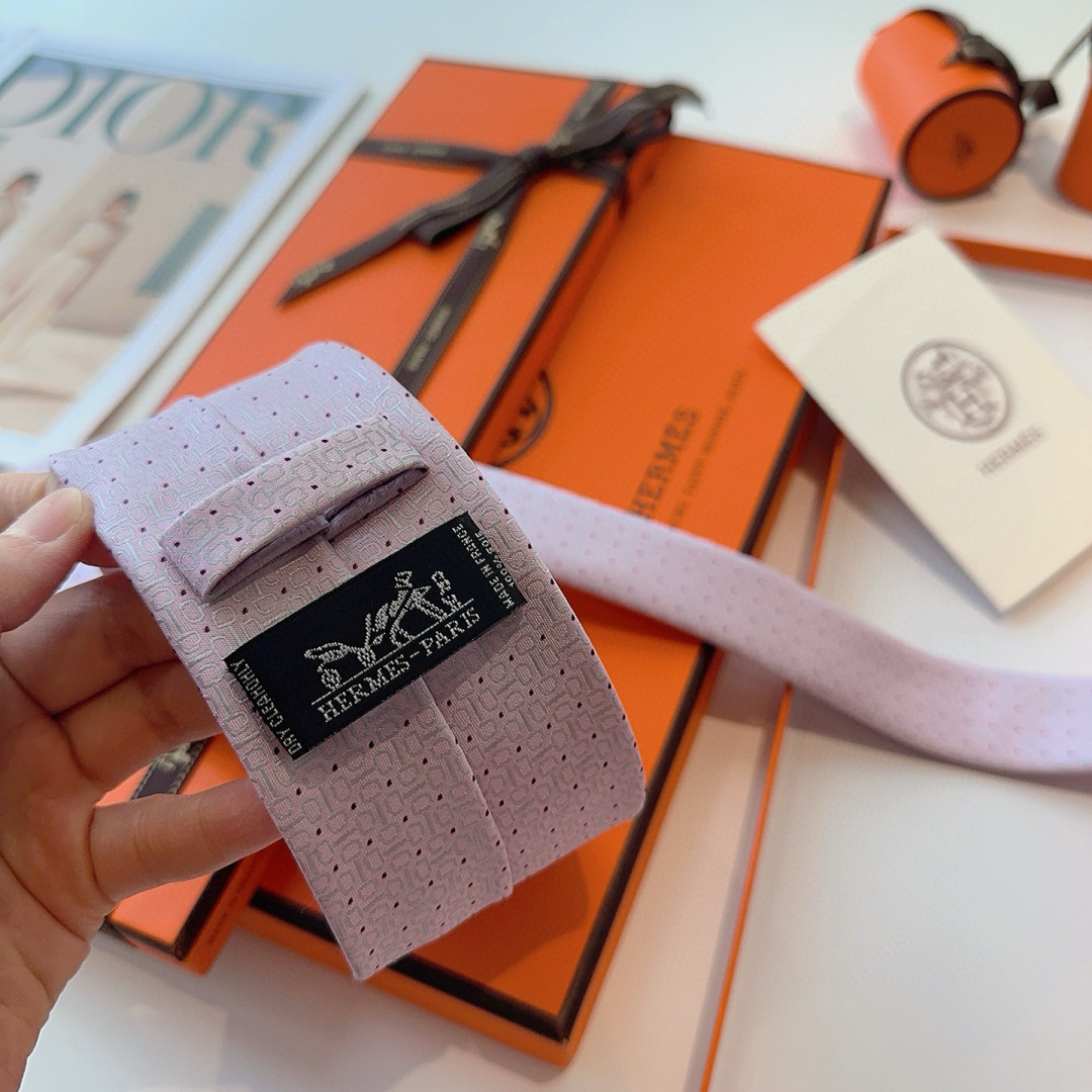 领带新款出货啦‼️‼️爱马仕男士新款领带系列👔👔，让男士可以充分展示自己个性。100%顶级斜纹真丝手工定