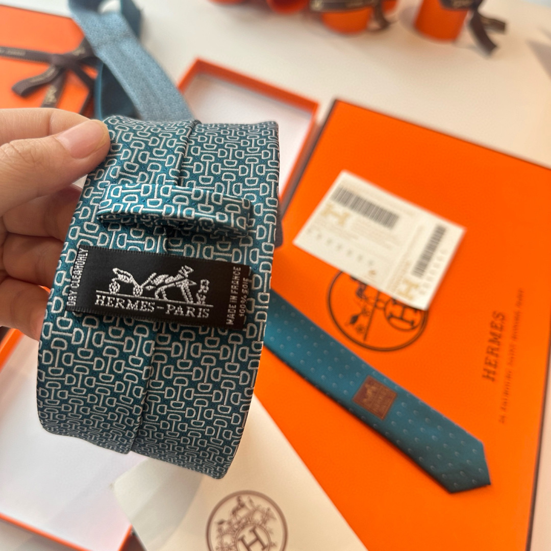 特 领带新款出货啦‼️‼️爱马仕男士新款领带系列👔👔，让男士可以充分展示自己个性。100%顶级斜纹真丝手
